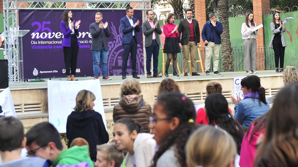 Lectura del manifiesto contra la violencia de género por parte del Ayuntamiento de Elche este viernes