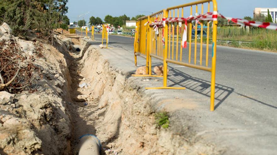 Imagen del pasado verano de las obras de instalación de una canalización de distribución de agua junto a la carretera de Sant Josep.