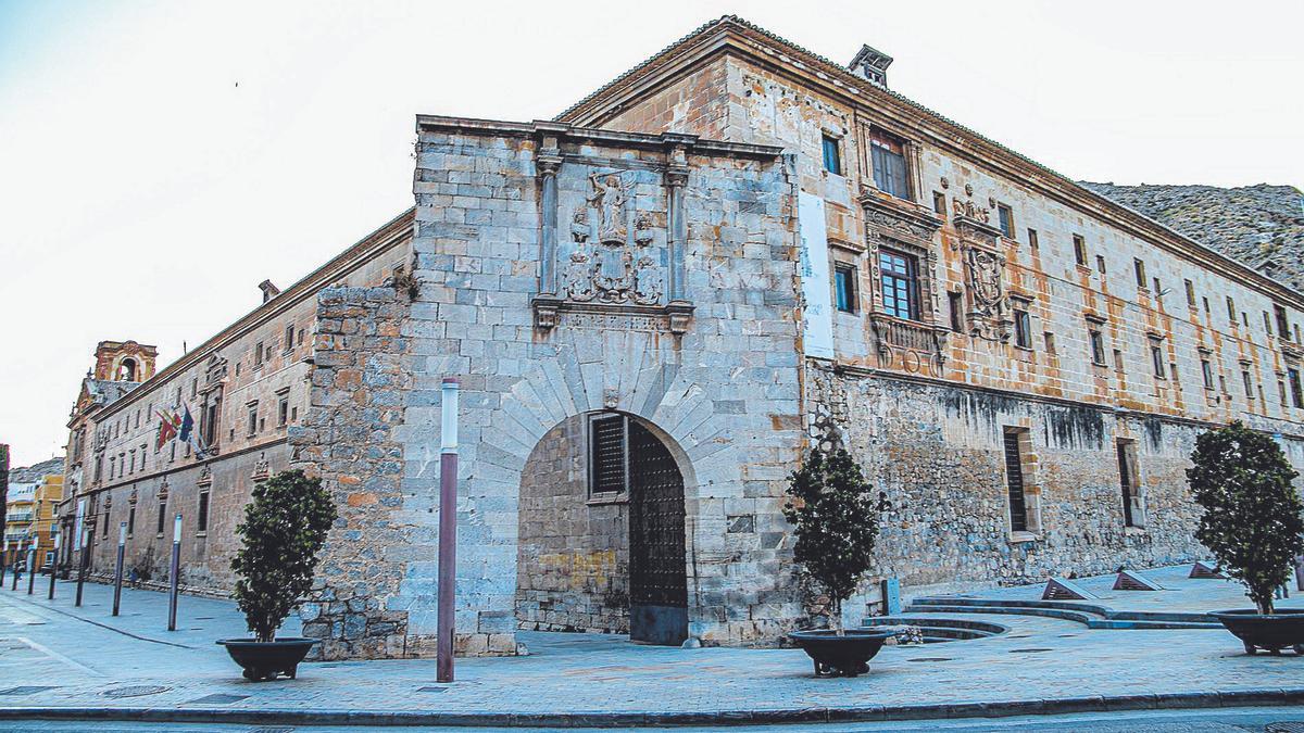 Puerta de la Olma y Colegio Diocesano Santo Domingo.