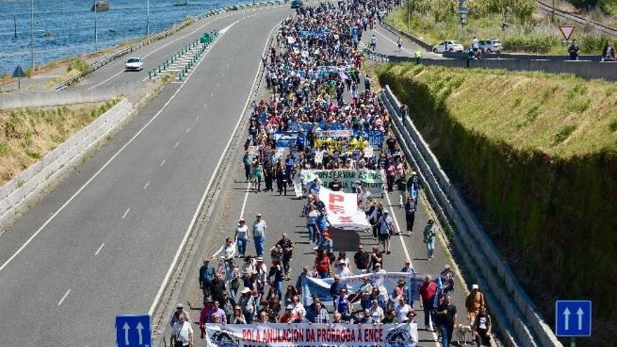 Manifestantes esta mañana en la autovía de Marín