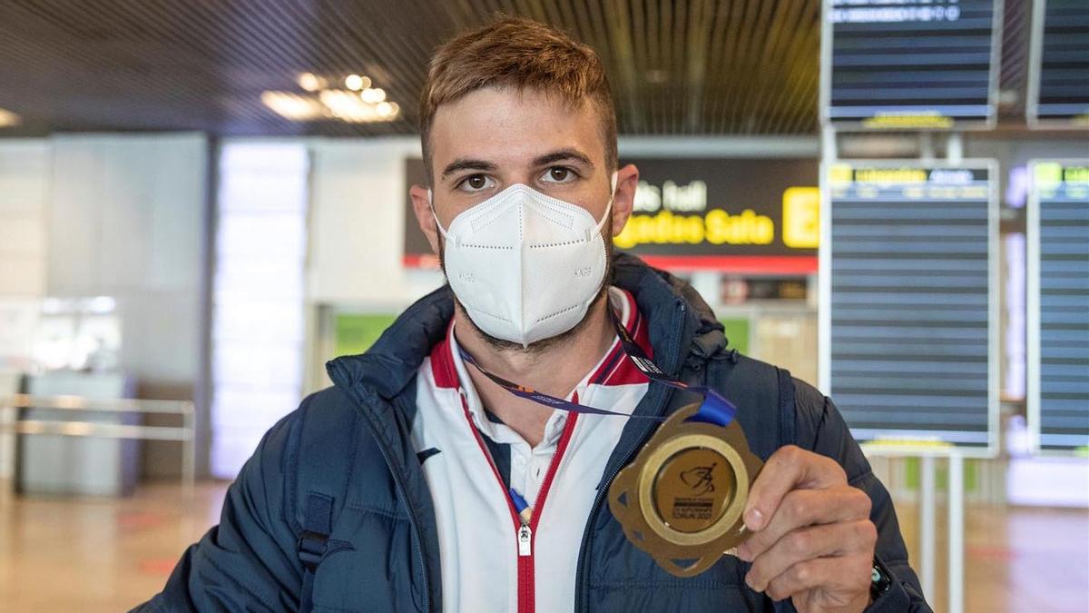 Husillos, con su flamante oro a su llegada a Madrid