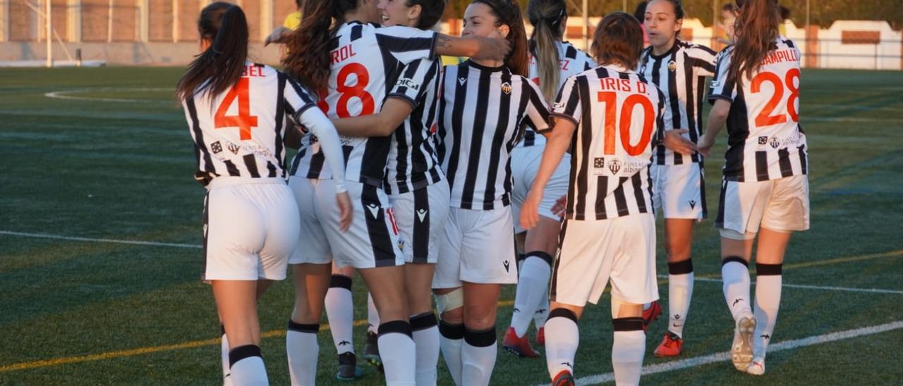 Las albinegras celebran el gol del triunfo frente al conjunto manchego.