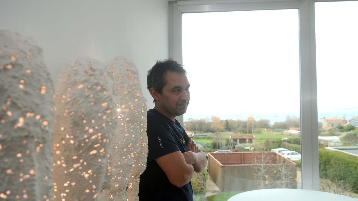 Javier Olleros, en su restaurante, con su huerto y la ría, al fondo.