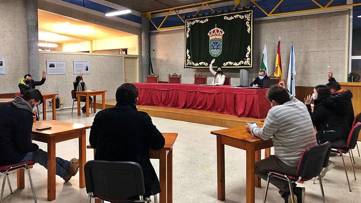 Imagen del pleno extraordinario y urgente celebrado a primera hora de ayer en Forcarei.