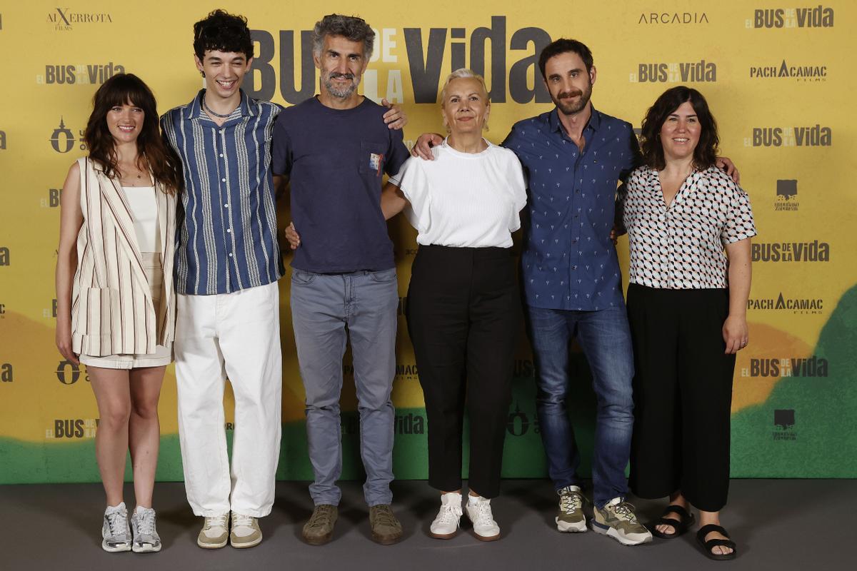 El director de &quot;El bus de la vida&quot;, Ibón Cormenzana posa con los actores Dani Rovira, Elena Irureta, Susana Abaitua, entre otros, durante el pase gráfico de la película este lunes en Madrid. 