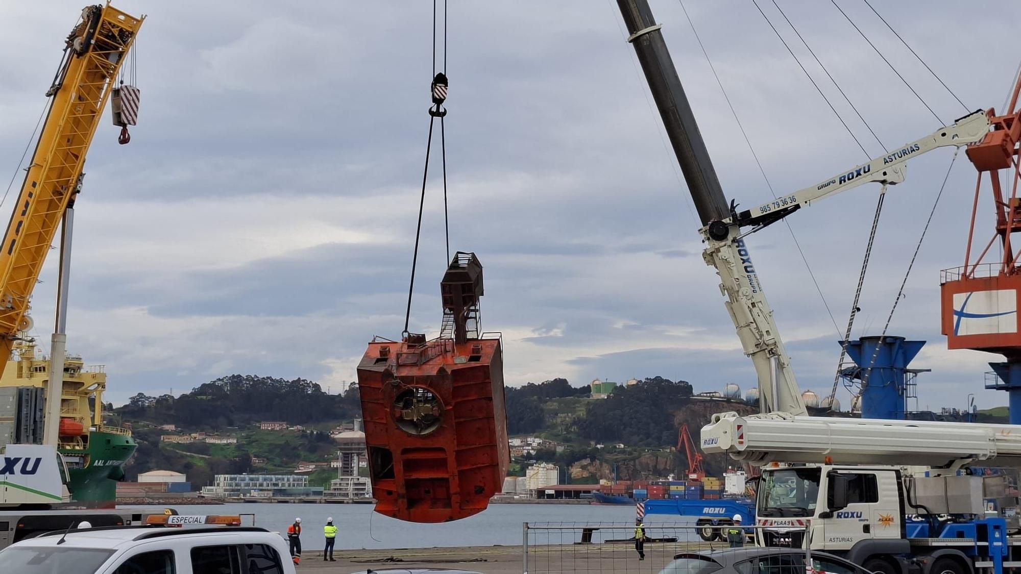 Así ha sido la impresionante operación con la que sacaron del mar el gran casetón del fatídico accidente de El Musel (en imágenes)