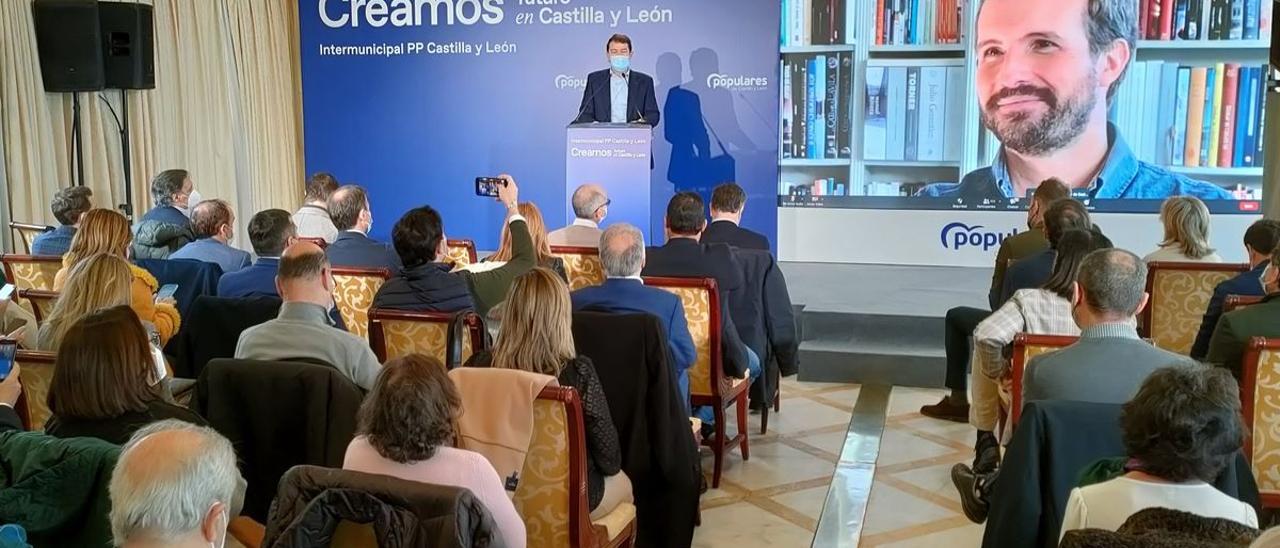Mañueco se dirige a alcaldes del PP de Castilla y León mientras Casado interviene por videoconferencia, este sábado en Salamanca.