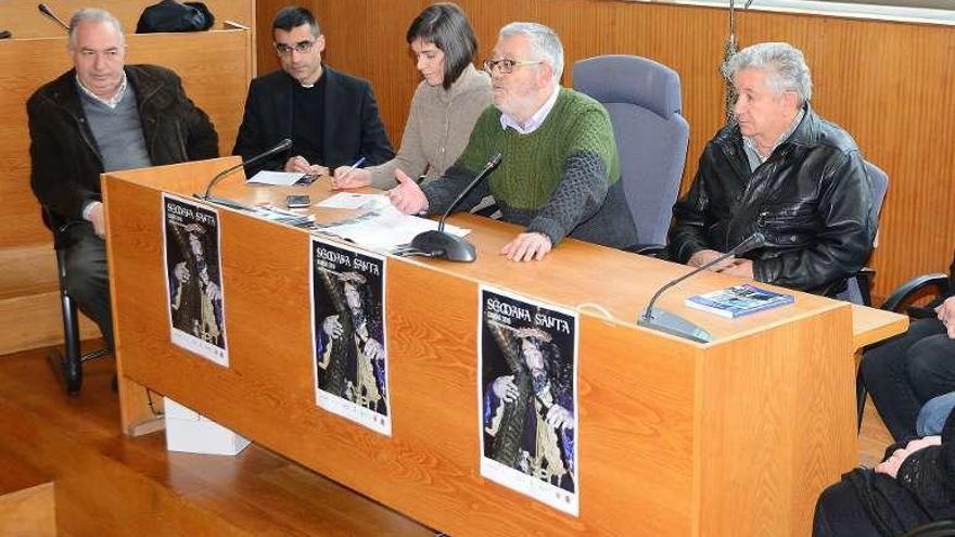 Miembros de la Federación con el alcalde y Tania Castro. // G.N.