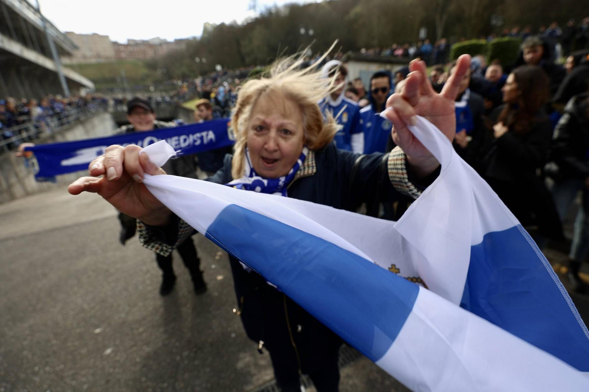 La salida de los jugadores del Real Oviedo del Carlos Tartiere en imágenes