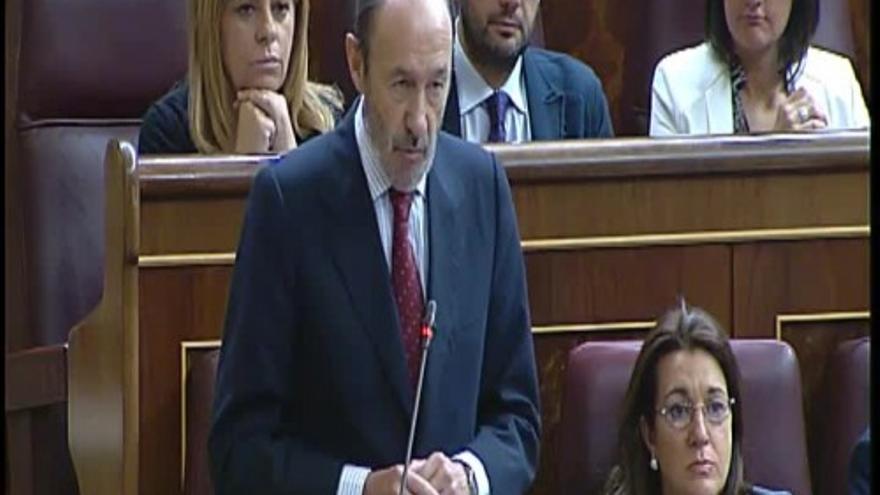 Rubalcaba pide a Rajoy que retire dos "chapuzas crueles" sanitarias