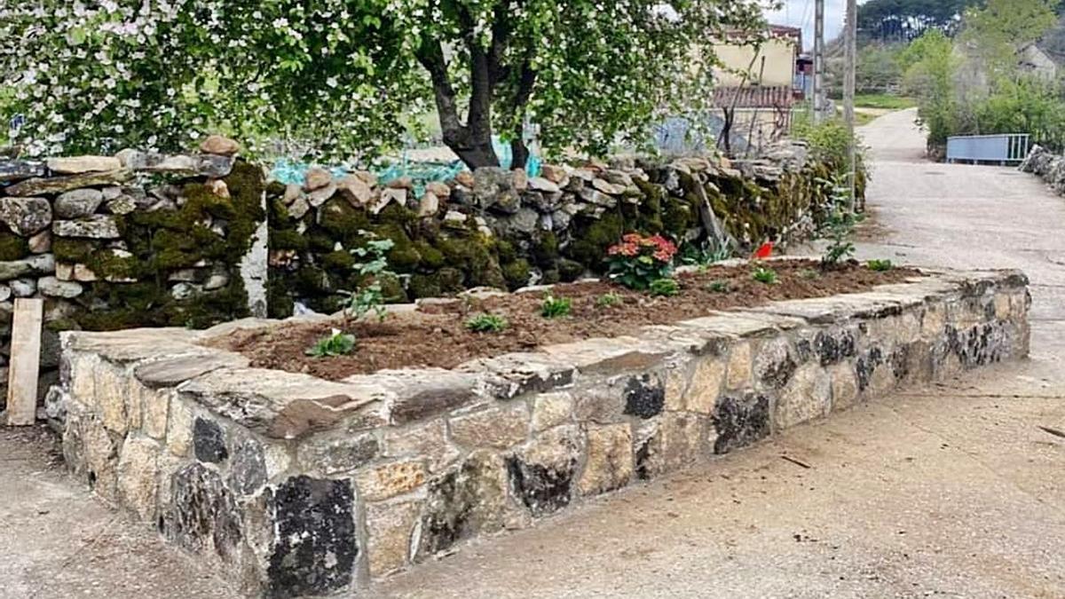 El antiguo “pilón” reinventado como un pequeño jardín en Moveros de Aliste. | Ch. S.