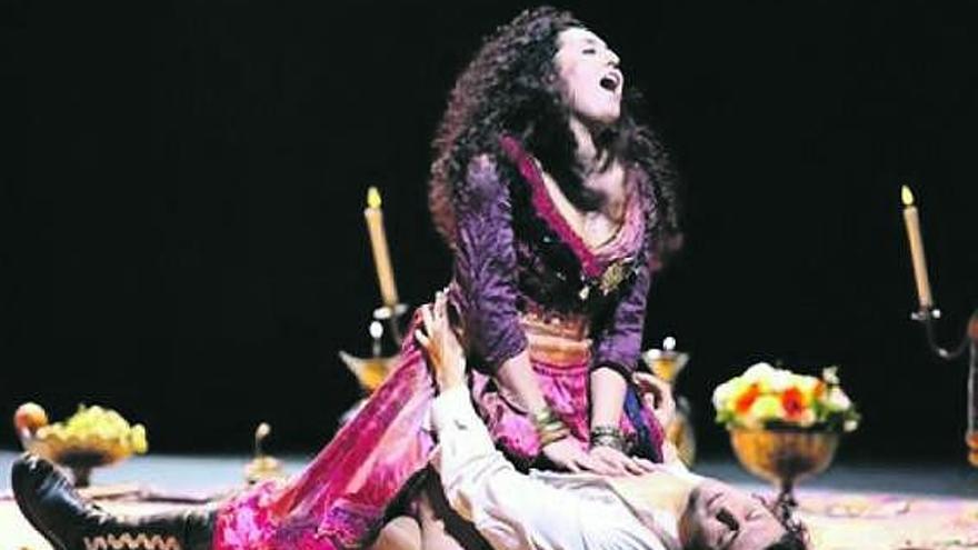 La soprano georgiana Anita Rachvelishvili, sobre el tenor Jonas Kaufmann, en una escena de «Carmen» en La Scala.