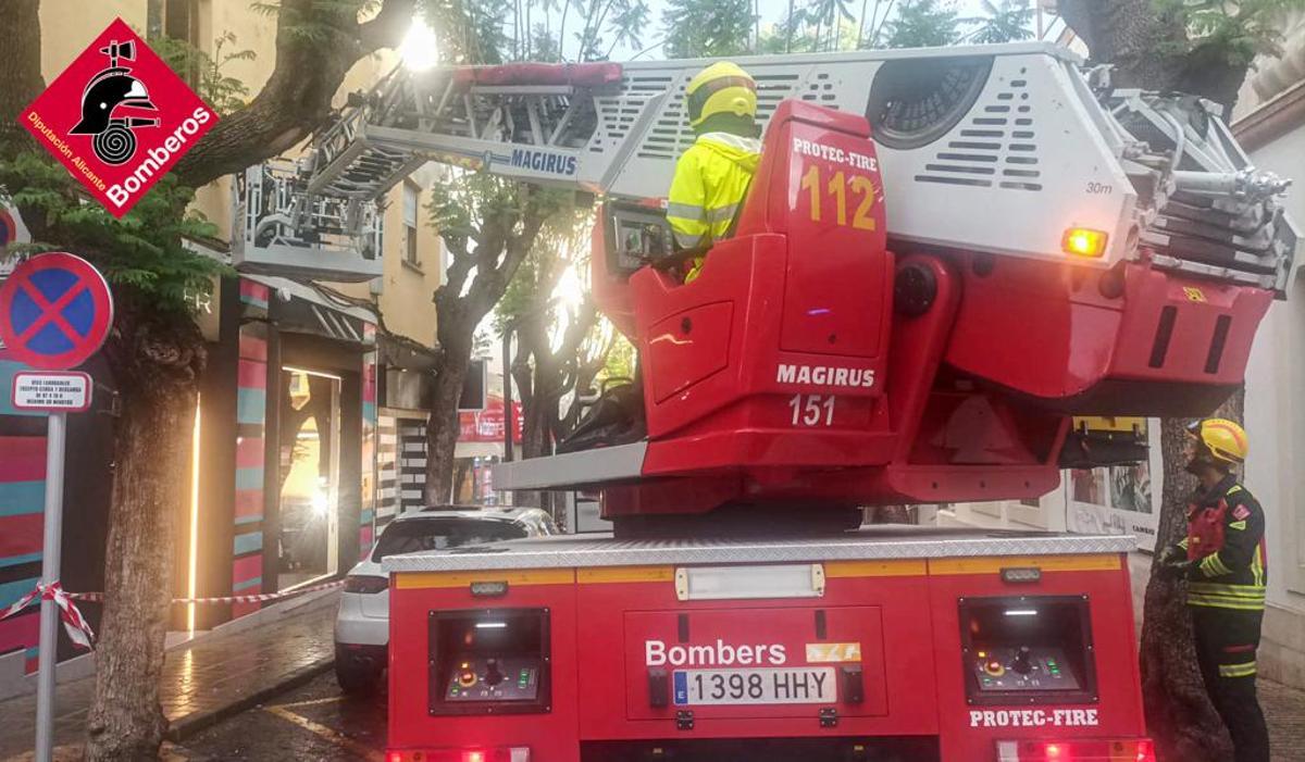 Los bomberos han tenido que sanear varias fachadas por la caída de cascotes.