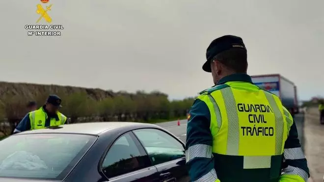 Nuevo accidente mortal en la carretera A-318 en Lucena: una persona fallece en el choque frontal entre un camión y un turismo