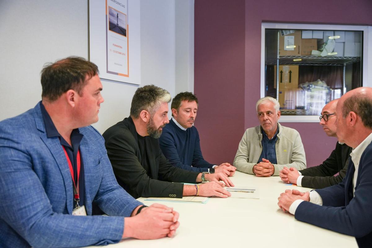 Reunión de los responsables del Asef y trabajadores del Hospital y centro de salud con el presidente del Consell Insular, Óscar Portas