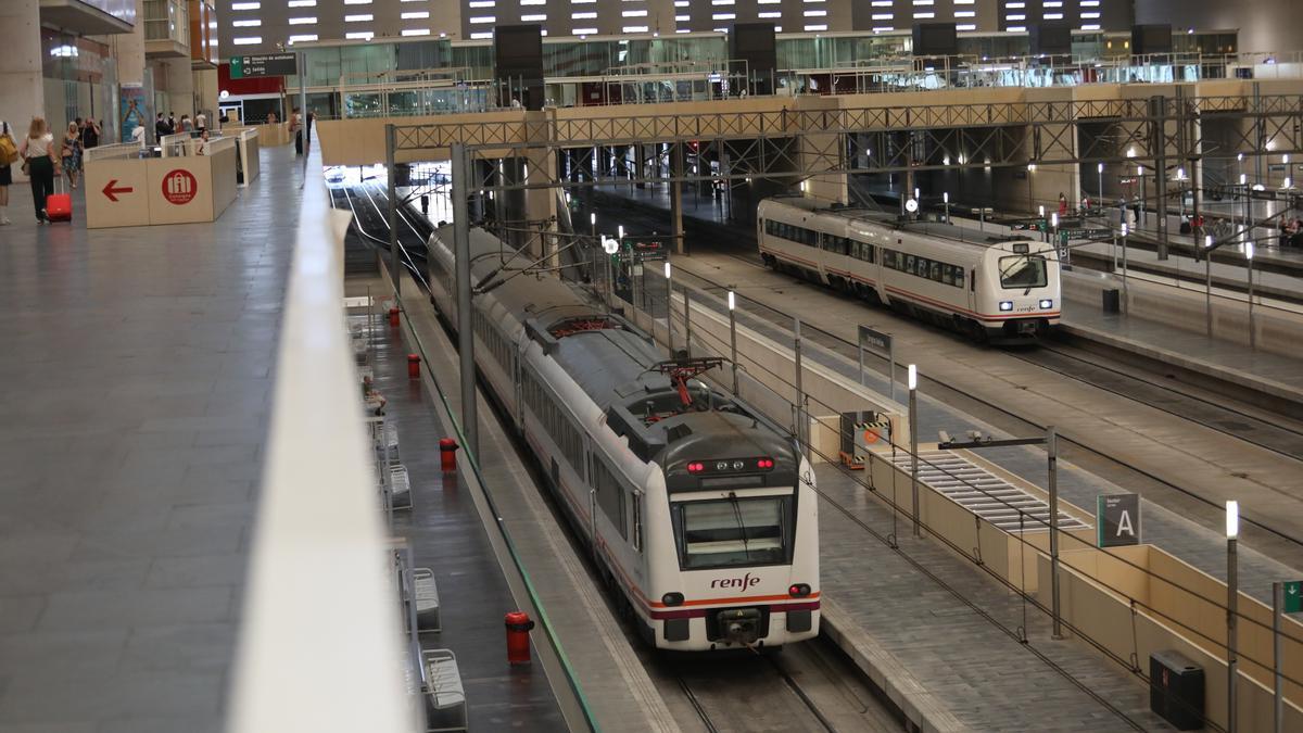 Un tren de cercanías llegando a la estación Zaragoza Delicias.