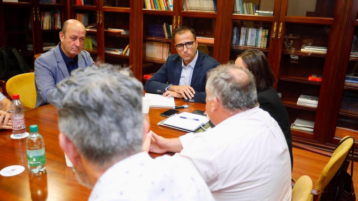 Ángel Sabroso, en el centro, en una reciente reunión.