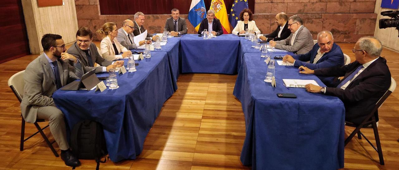 El presidente Fernando Clavijo, el vicepresidente Manuel Domínguez y la consejera de Hacienda, Matielde Asián, junto a la totalidad de los portavoces parlamentarios.