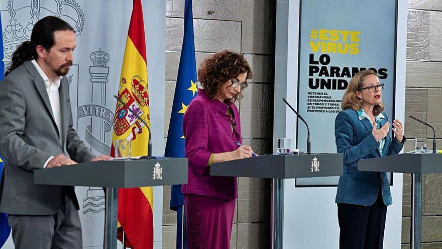 El vicepresidente social Pablo Iglesias, la ministra de Hacienda María Jesús Montero y la vicepresidenta económica Nadia Calviño, comparecen ayer tras el Consejo de Ministros.