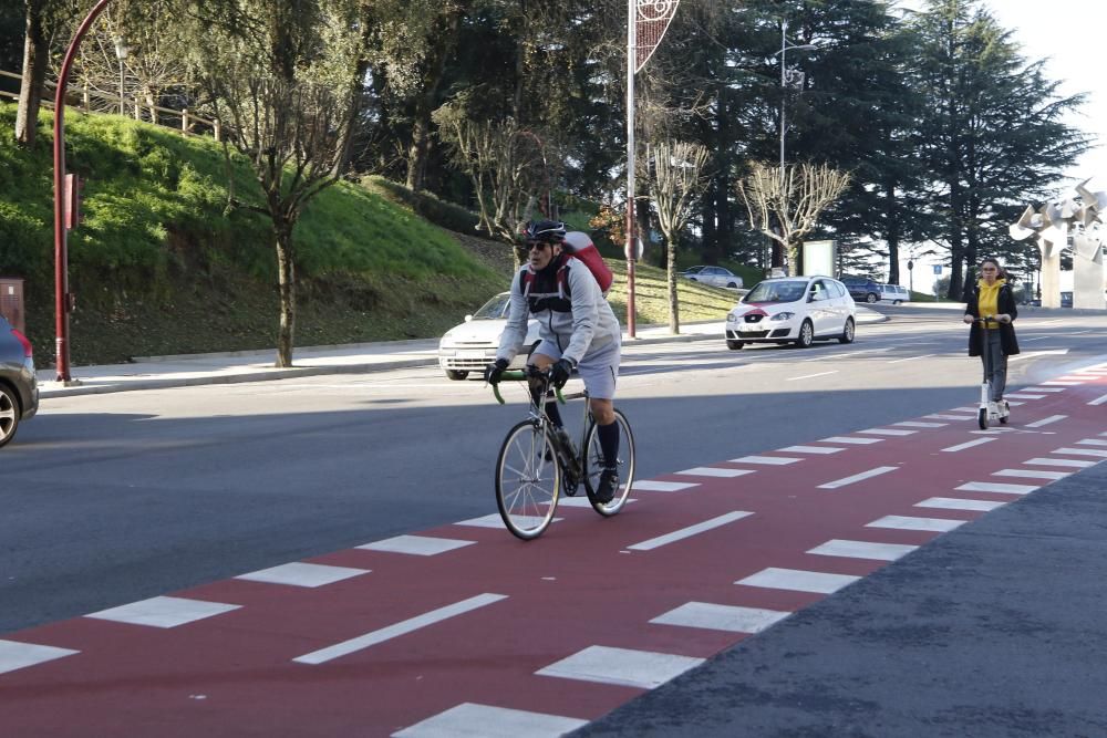 El carril bici de Vigo se llena de ciclistas y patinetes