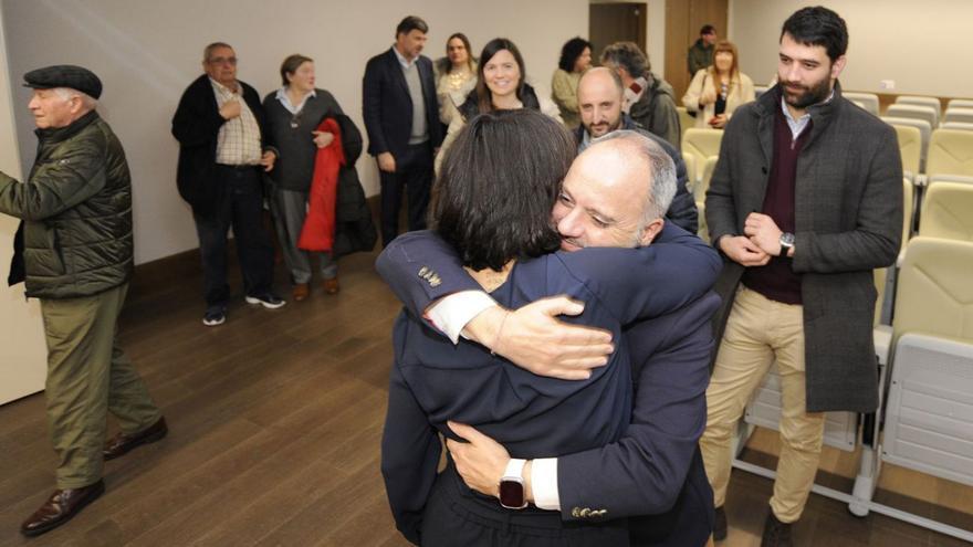Pena se abraza con Regades en su toma de posesión, en enero pasado. |   // BERNABÉ/JAVIER LALÍN