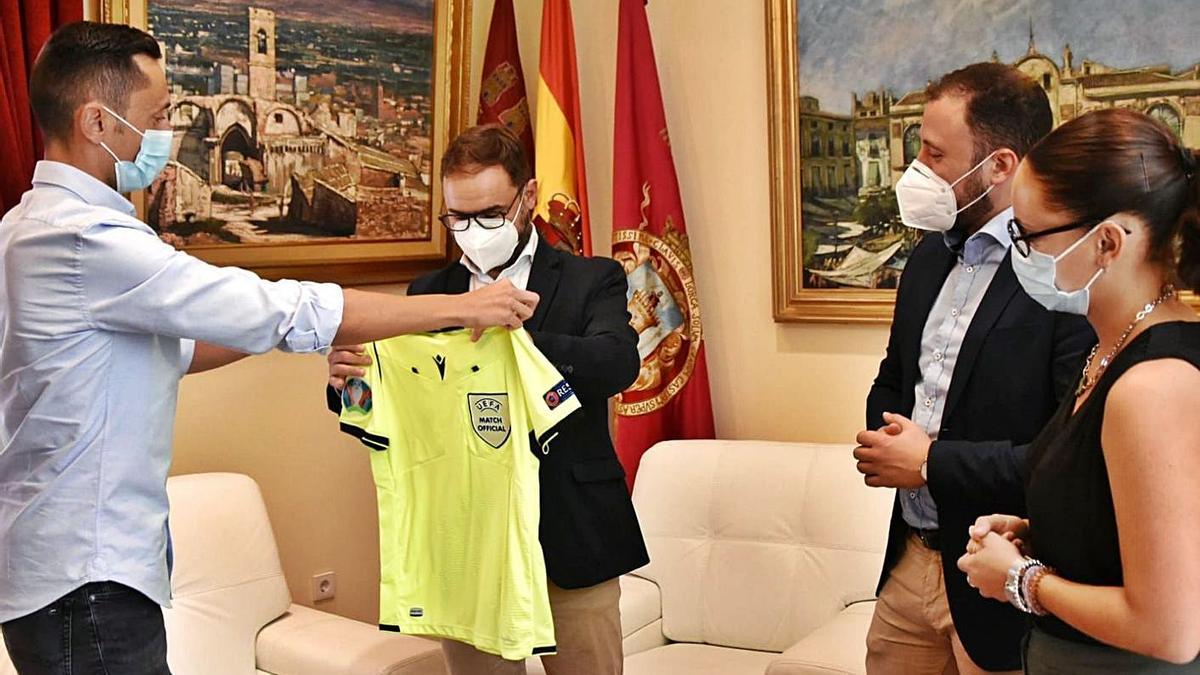 El  lorquino Sánchez Martínez, haciendo entrega de una camiseta a Diego José Mateos. | L.O.