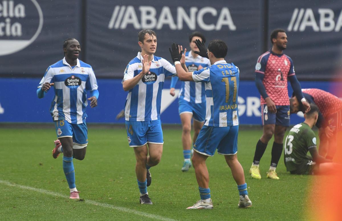 Los jugadores del Fabril celebran un gol contra el Real Ávila en la primera vuelta.