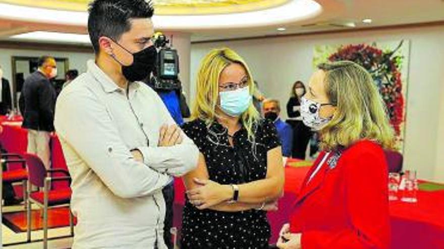 Nadia Calviño, ayer, en Presidencia con los representantes sindicales.