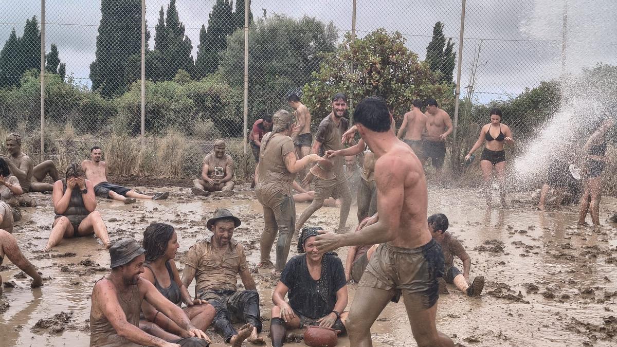 Cientos de personas se cubren de barro en Santa Brígida para honrar la tradición alfarera de La Atalaya