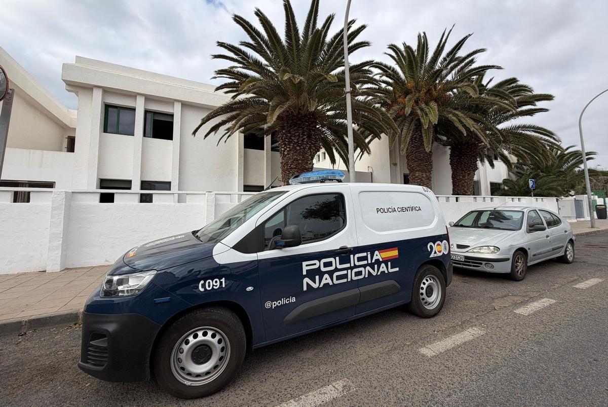 Un coche de la Policía Cienti´fica de la Policía Nacional, este martes, delante del Colegio Los Geranios, en Arrecife