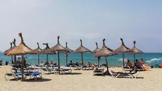 Escandaloso: el dineral que le piden por alquilar una hamaca en una de las playas más conocidas de España
