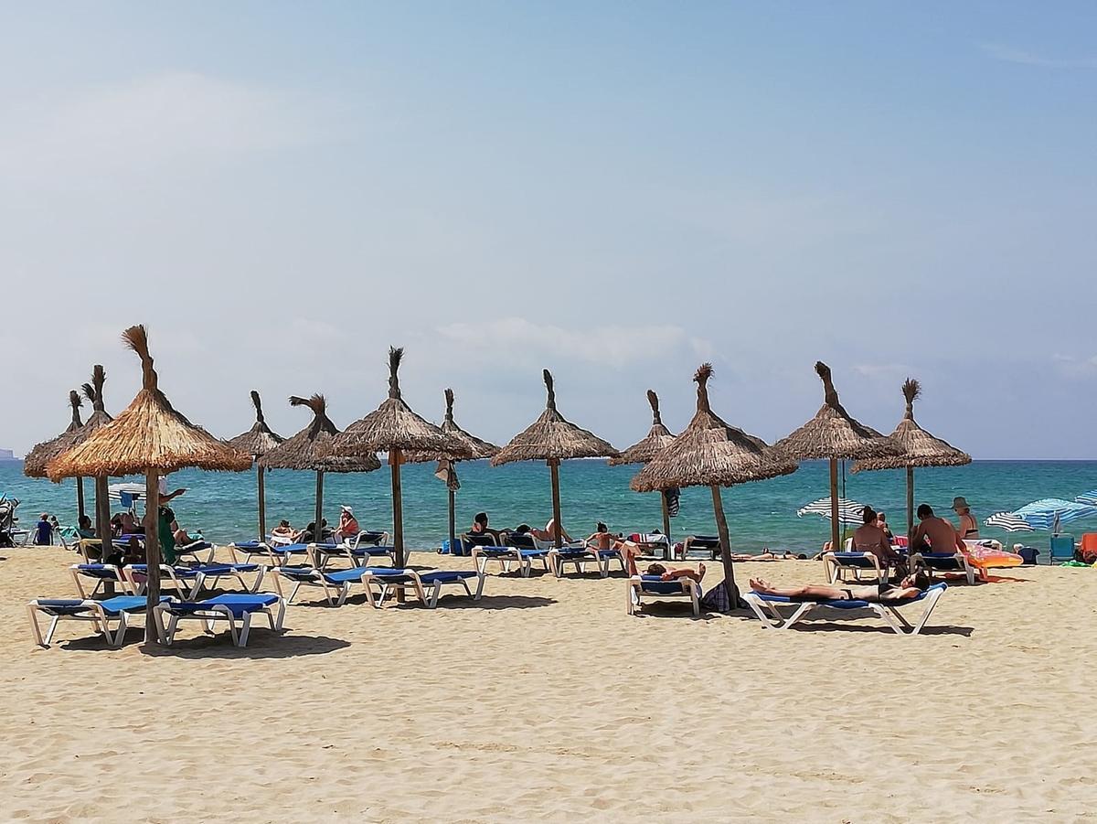 Hamacas en una playa de Palma