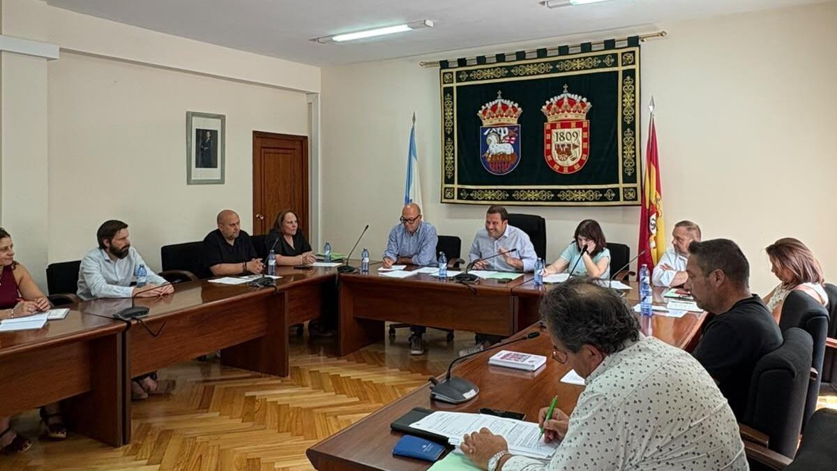 La corporación municipal durante la sesión plenaria ordinaria celebrada este jueves en Cerdedo Cotobade.