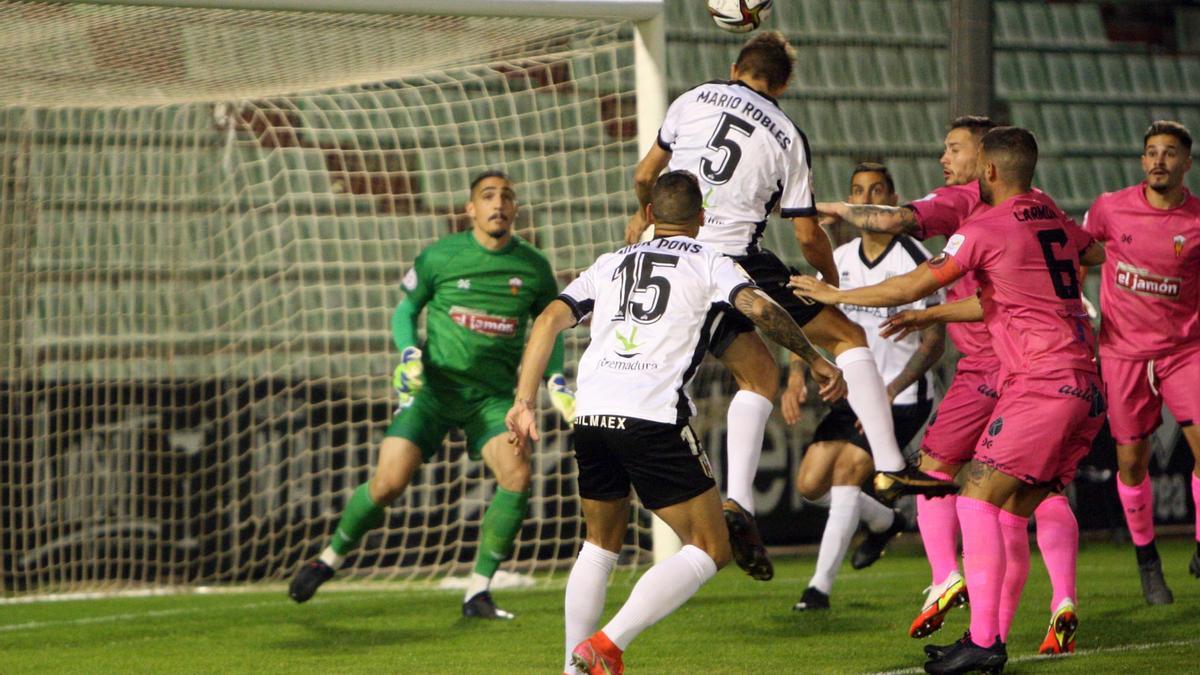 Mario Robles remata de cabeza durante el partido del pasado domingo ante el San Roque.