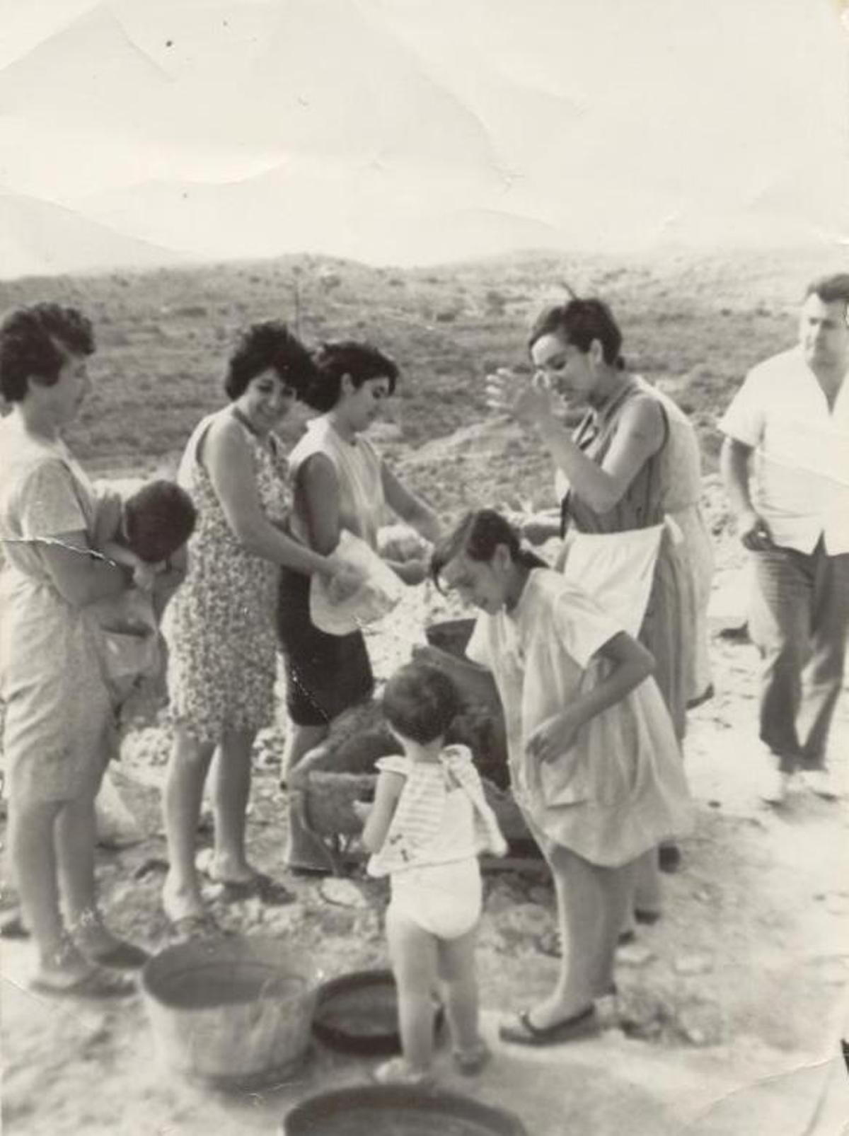 Una velada familiar en la sierra crevillentina en los años 60 del siglo pasado