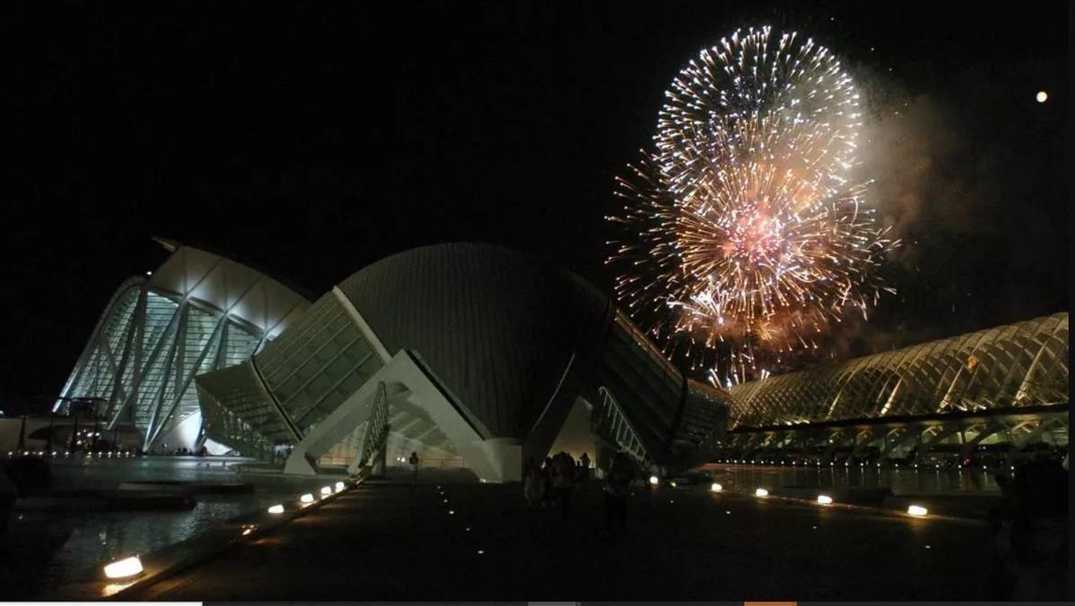 La Ciutat de les Arts acoge fuegos artificiales tras la Exposición del Ninot