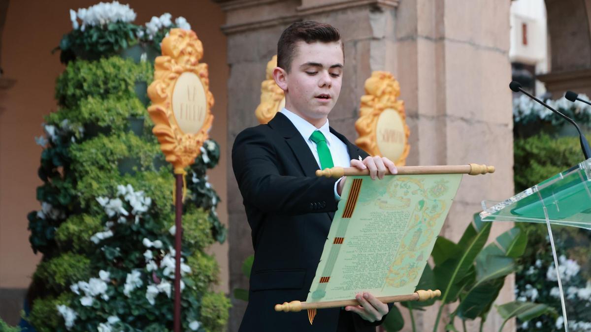 El pregonero infantil, Adríán Gil Vallés, durante el acto oficial de nombramiento