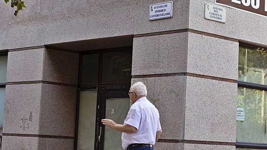 Un hombre pasea por la avenida Federico García Villamil.