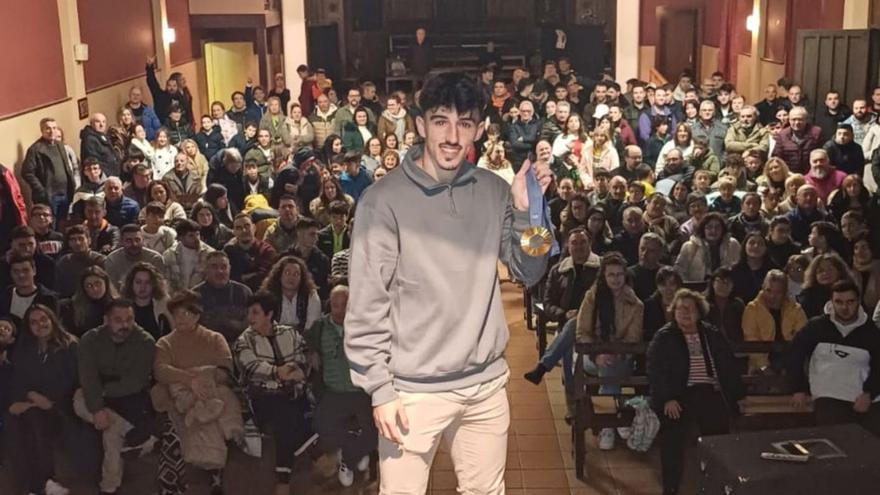 El futbolista Diego López luce con orgullo en Turón su oro olímpico