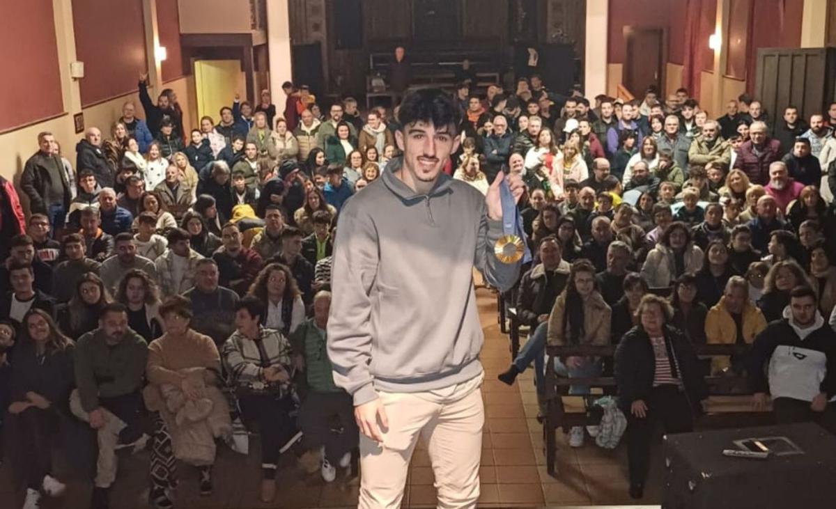 Diego López, con la medalla de oro, durante el homenaje que recibió ayer en Turón. |