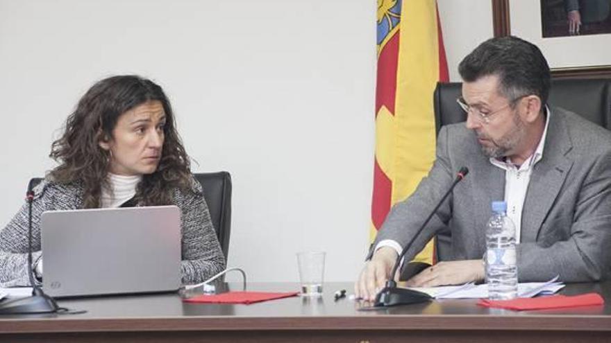 La secretaria de Rafal junto al alcalde, Manuel Pineda, durante la última sesión plenaria.