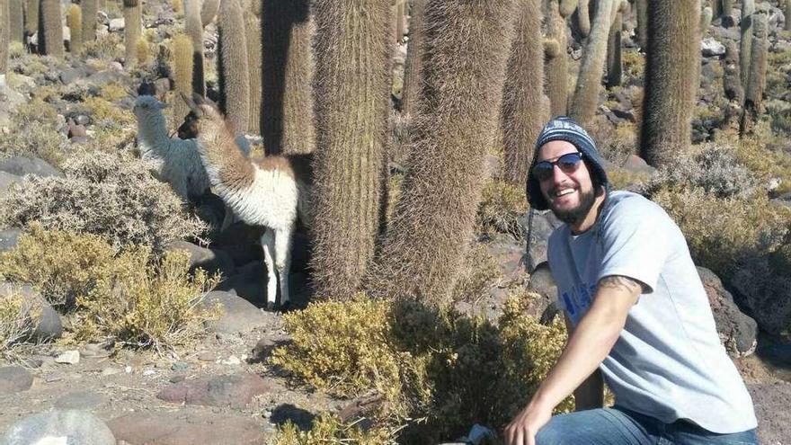 Pedro García, junto a una llama en su experiencia en los Andes bolivianos. // FdV