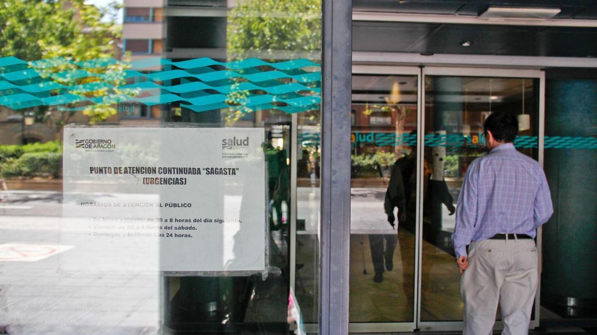 Un paciente accede a un centro de salud de urgencias de tarde en Zaragoza.