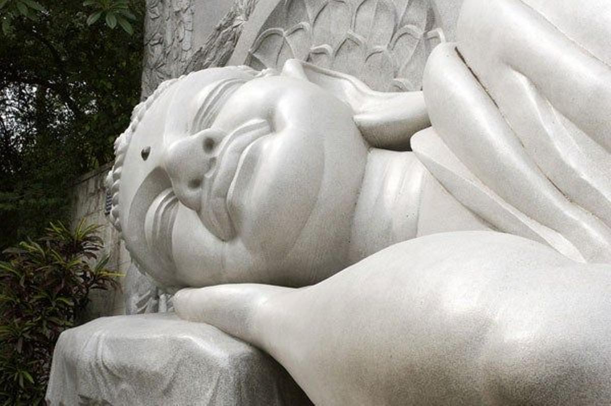 Estatua de un buda reclinado en la ciudad de Nha Trang, en Vietnam.