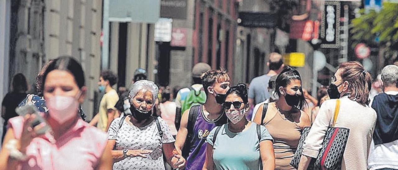 Gente paseando por el centro de la capital tinerfeña.