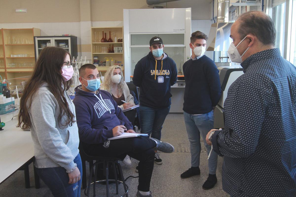 El director del departamento de Química, Francisco Vázquez, con un grupo de alumnos en el laboratorio.