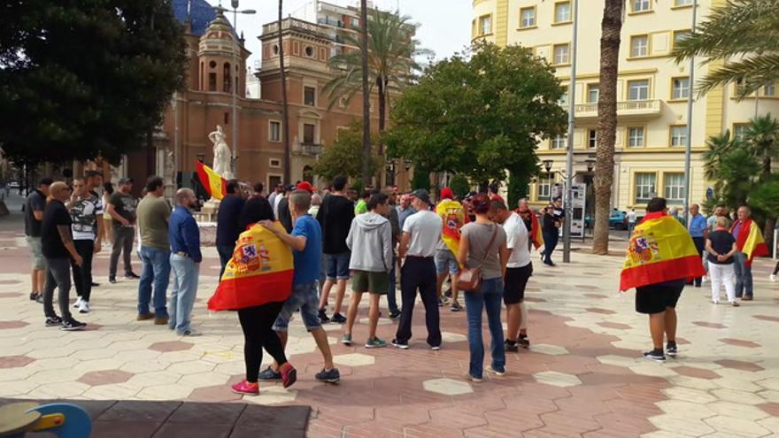 Medio centenar de personas se concentran contra el referéndum en Castellón