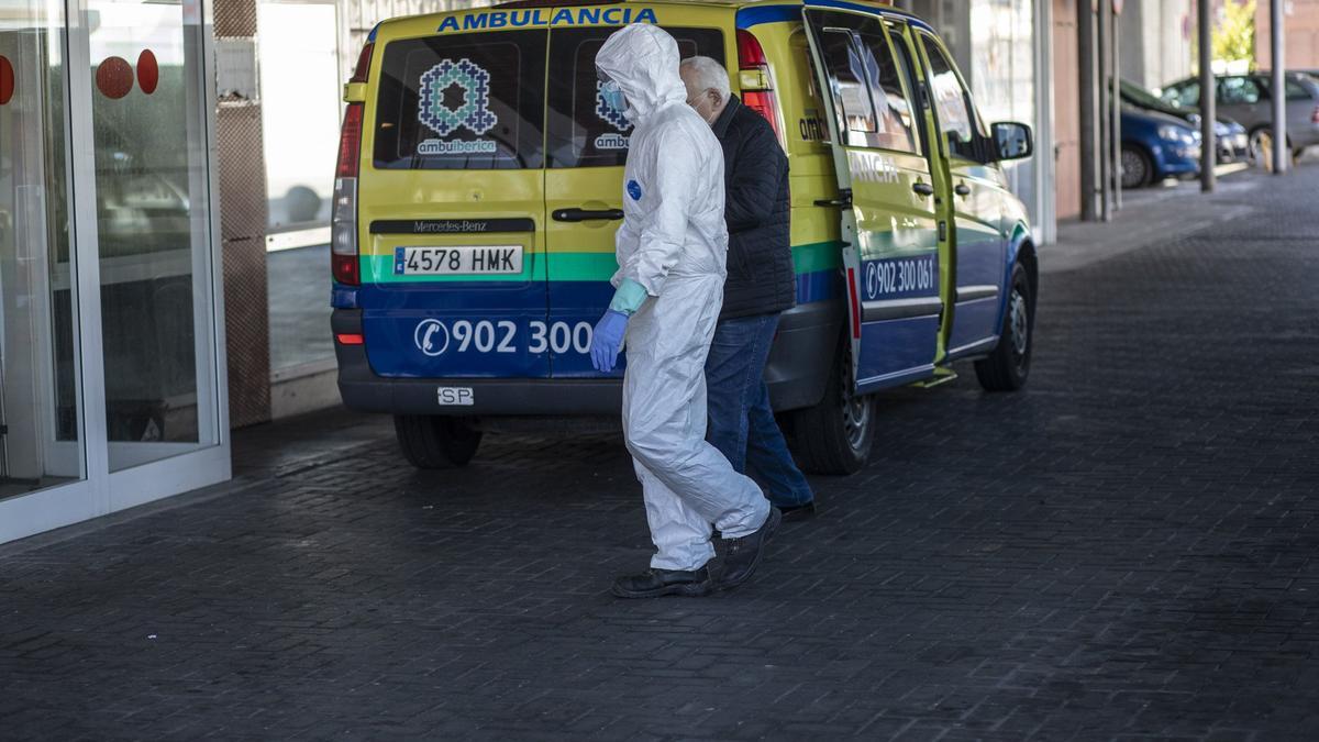 Un sanitario con equipo de protección acompaña a un paciente en Urgencias de Zamora