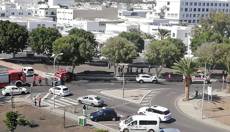 Un vehículo de los bomberos sufre un accidente en Arrecife cuando acudía a un rescate