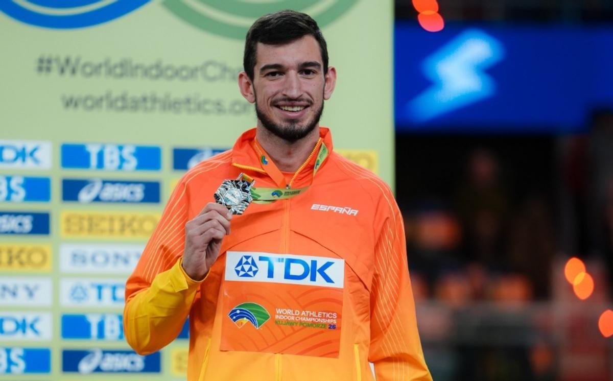 Llopis exhibe la medalla de plata conseguida en el Mundial